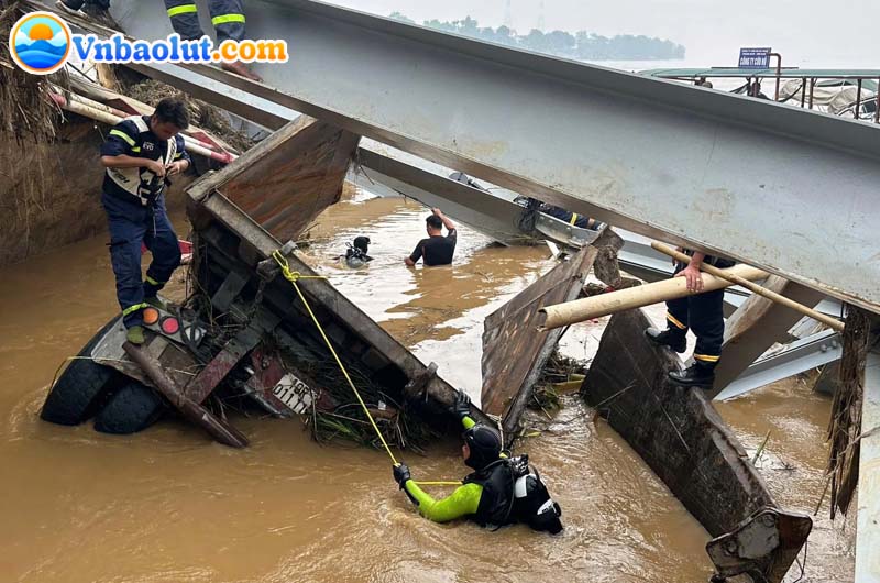 Sập cầu Phong Châu-Phú Thọ khiến 13 người rơi xuống sông Hồng